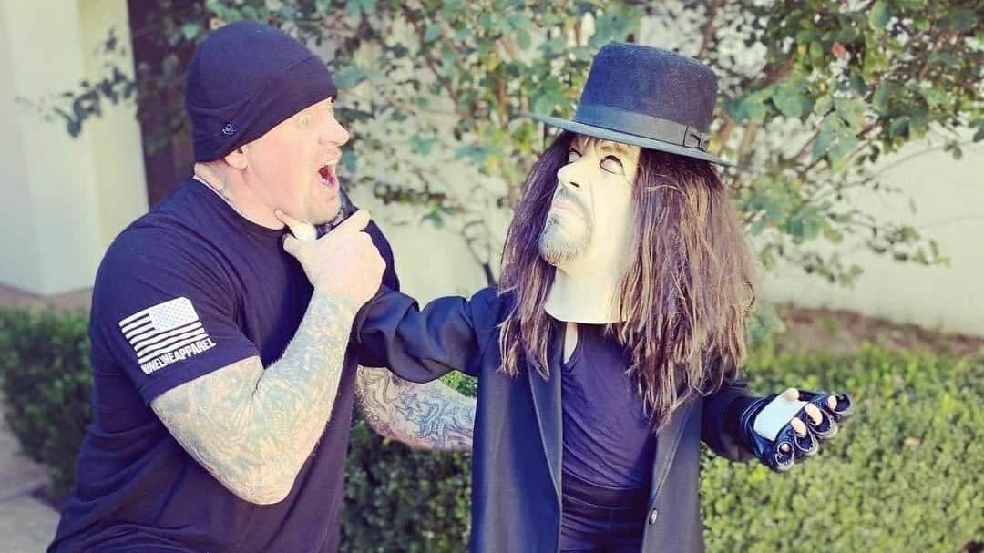 La pequeña se disfrazó de su padre en Halloween.