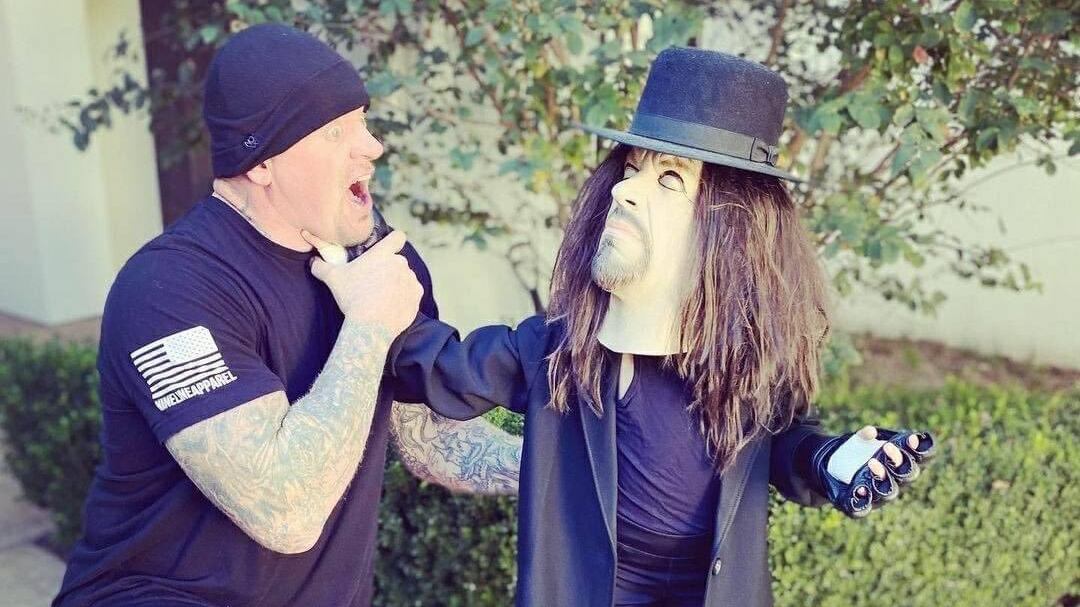 La pequeña se disfrazó de su padre en Halloween.