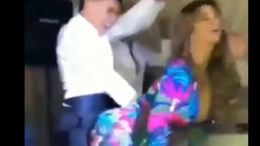 El video de la profesora bailando con su almuno desató el debate en las redes