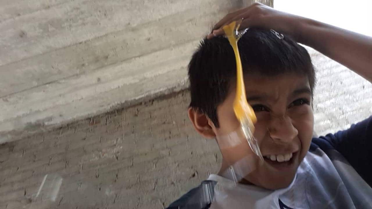 En el challenge egg crack deben estrellarle huevos a los niños en la cabeza