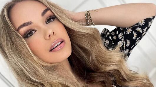 Modelo belga Romana Bruintjes aplastó su nariz para mostrar que no tiene cartílago.