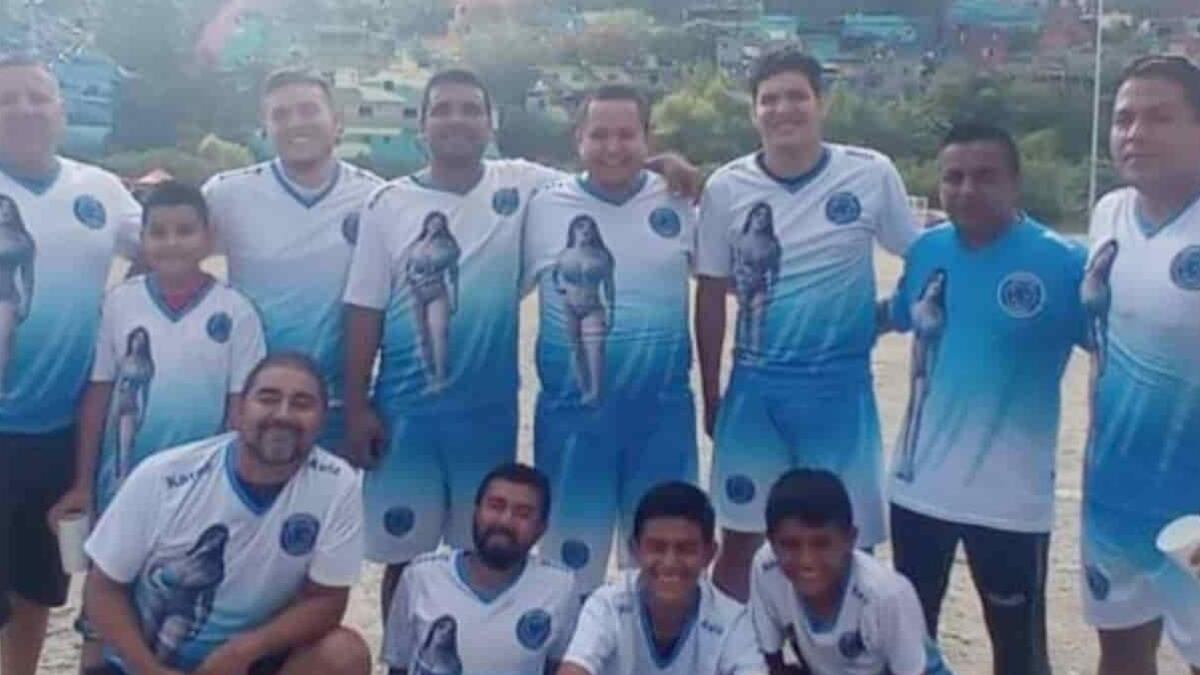 Equipo de Monterrey estrena uniforme con imagen de Karely Ruiz.