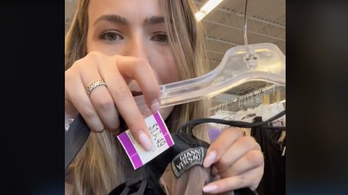 Sarah quedó impresionada por lo que realmente cuesta el vestido que compró en una tienda de segunda mano