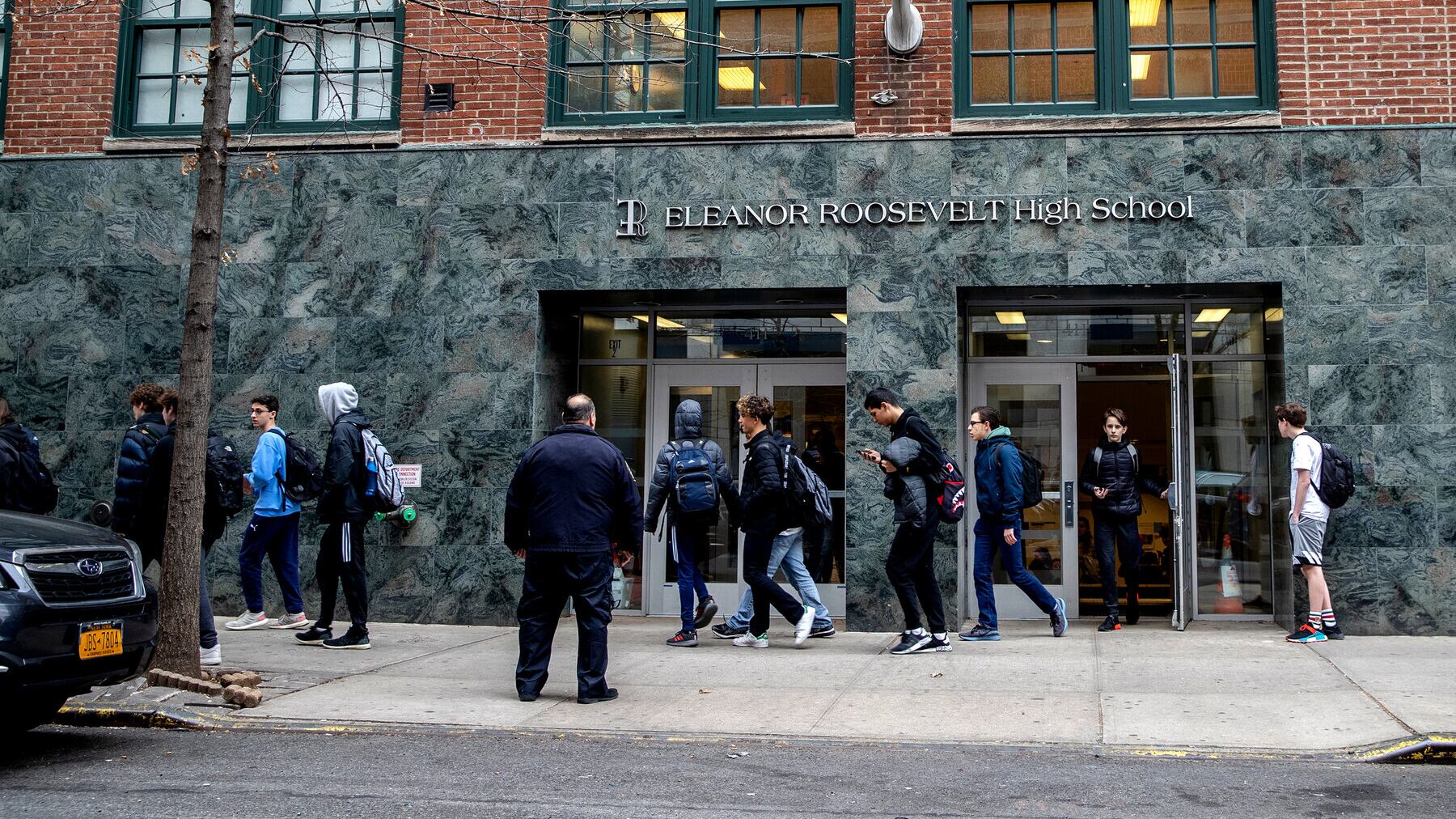 Cómo será el regreso de las clases de las "high schools" en NY