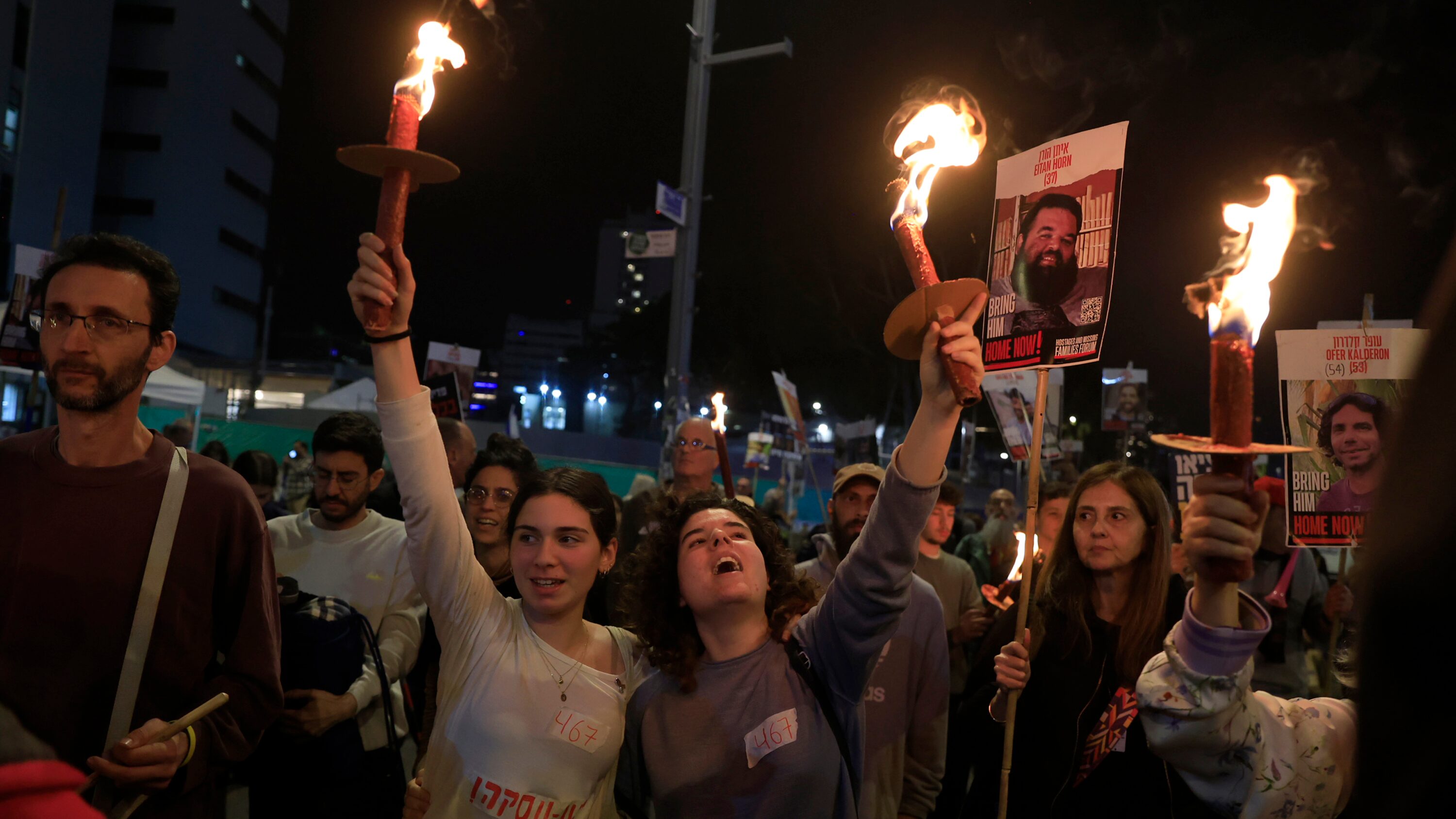 Gente participando en una manifestación pidiendo el regreso de los rehenes retenidos en la Franja de Gaza en medio de informes de un posible alto el fuego en Gaza y un acuerdo de liberación de rehenes el miércoles 15 de enero en Tel Aviv, Israel. (Foto de Amir Levy, Getty Images)