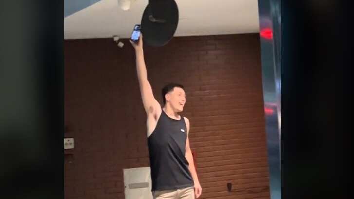 El joven mostraba su teléfono a la trabajadora de seguridad de su edificio para conquistarla