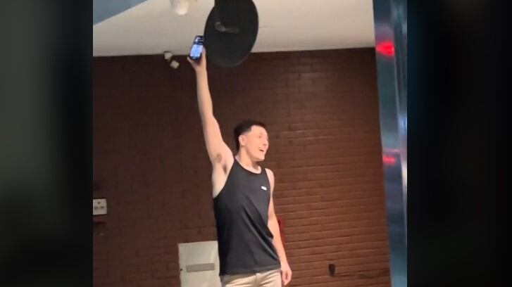 El joven mostraba su teléfono a la trabajadora de seguridad de su edificio para conquistarla