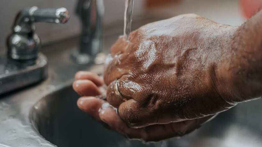 Lavarse las manos con frecuencia es una manera de prevenir