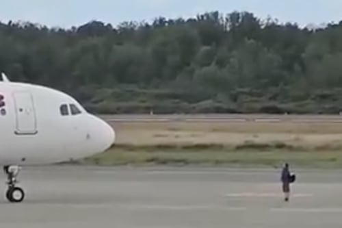 VIDEO: A person entered the airport runway in Chile to stop a plane from taking off