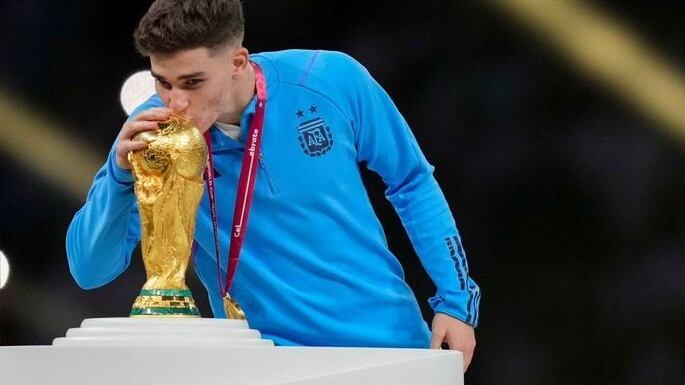 El delantero argentino besando la Copa del Mundo.