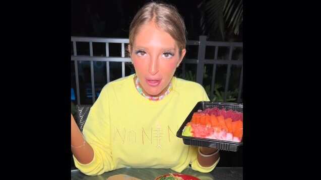 La joven mostró todo lo que paga comiendo en Hawái