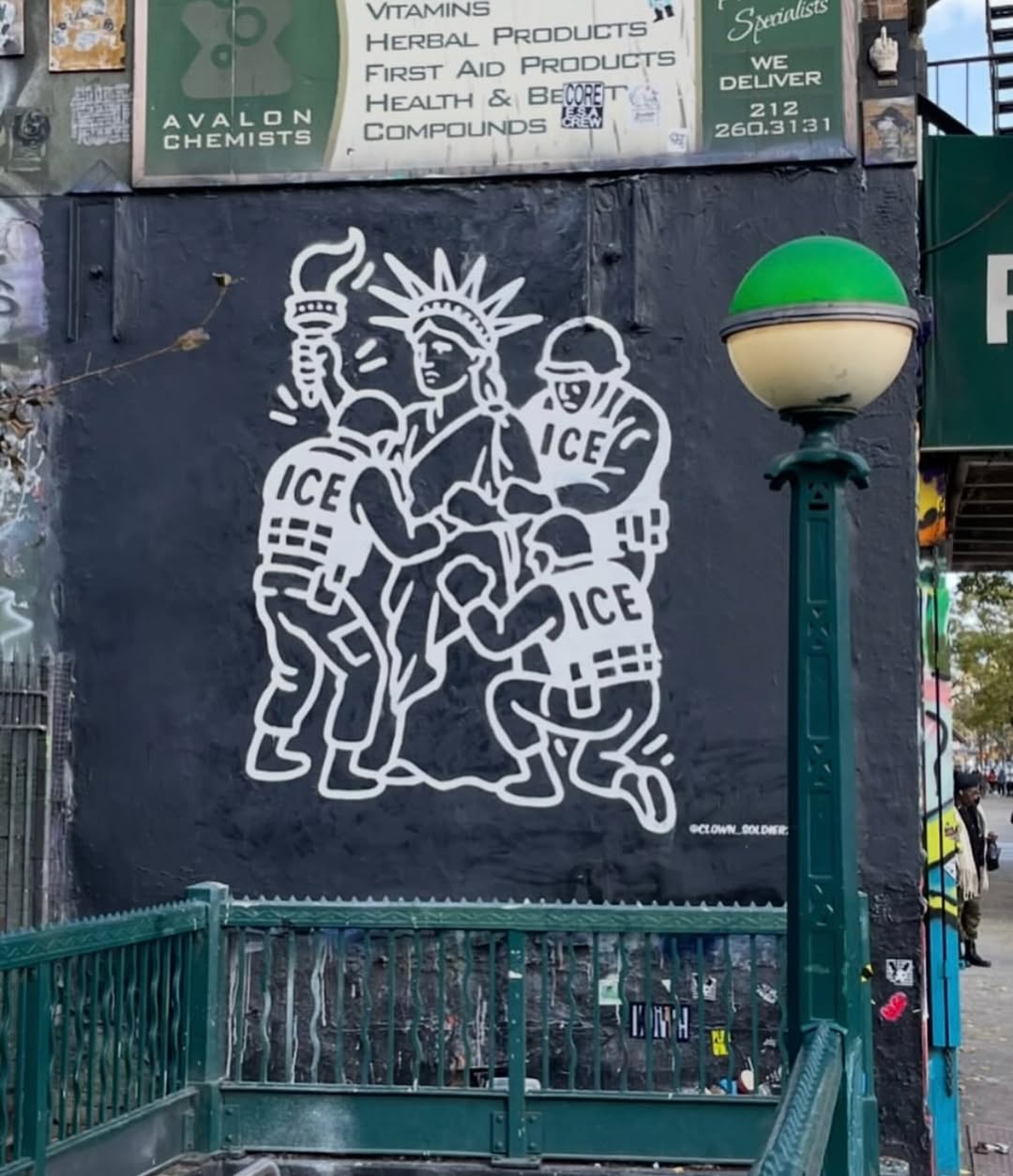 Una mural del artista Doug Groupp, en Nueva York, muestra a la icónica Estatua de la Libertad detenida por agentes del ICE. Foto: Doug Groupp.