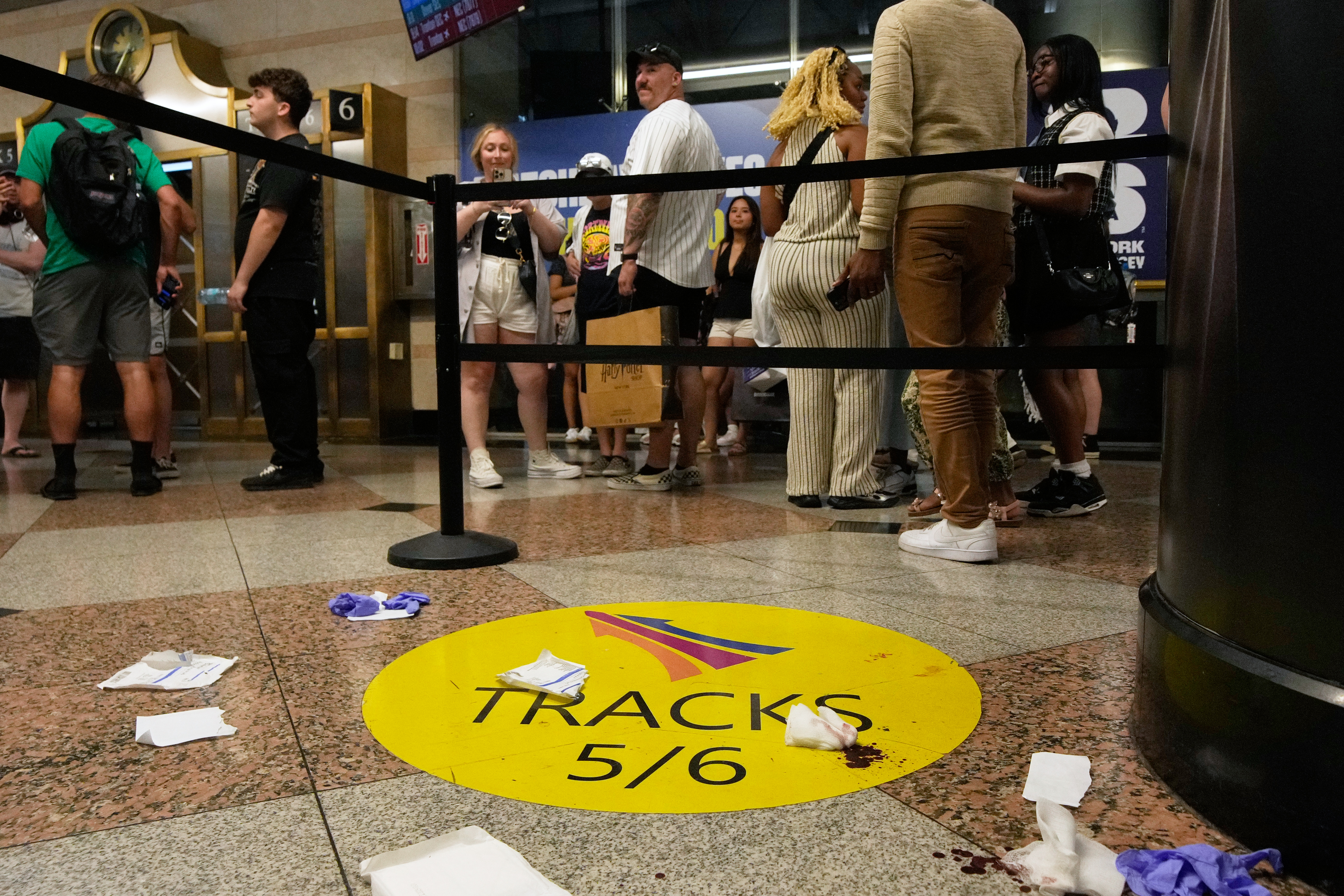 Hombre apuñala a seis personas en estación del Metro de Nueva York antes de las Finales de la NBA