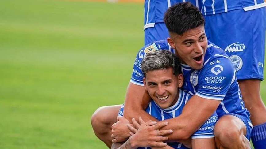 El defensor chileno aseguró que el futbolista argentino está mejor preparado que el chileno.