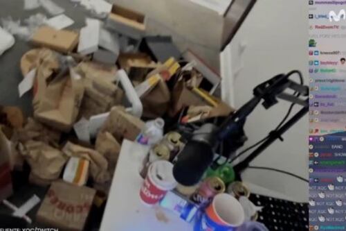 Streamer millonario pasa la vergüenza por basurero que recogen en su cuarto