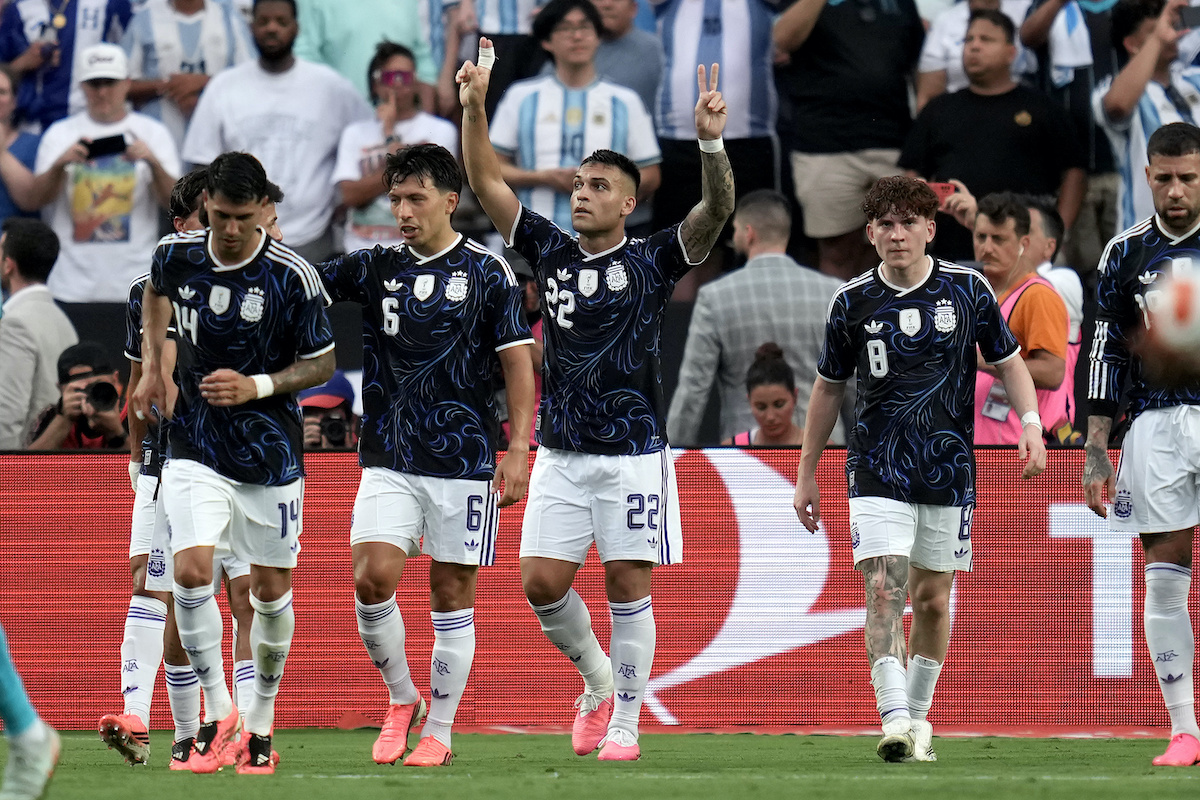¡Messi escuchó “Bombón Asesino” en lugar del himno argentino! El error que se volvió viral
