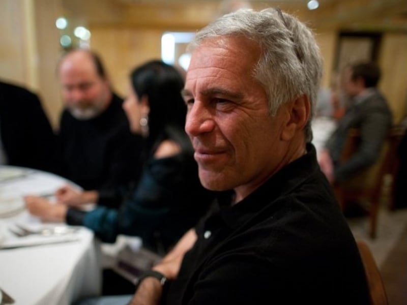 Revelan nuevo material del caso Epstein: fotos con Chomsky, Bill Gates y mensajes que apuntan a tráfico sexual