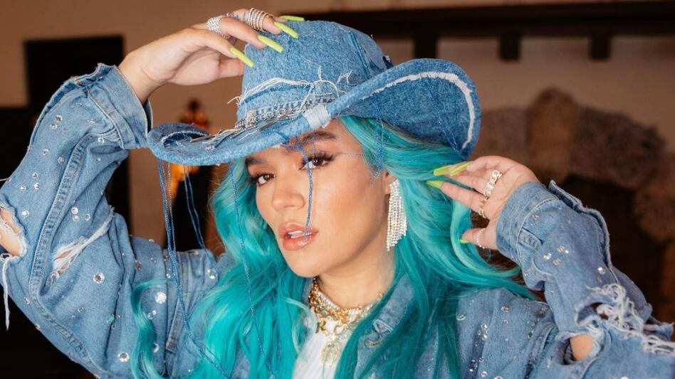 El look con el que Karol G se va de viaje por su cumpleaños ¿sin Anuel?