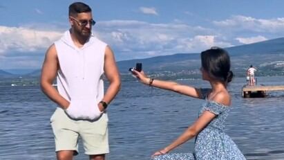 Le propone matrimonio a su novio