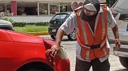 Ayuda a su padre biológico a pesar de "nunca estuvo" cuando lo necesitó