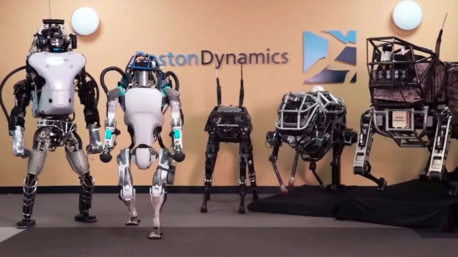 El prototipo Atlas de Boston Dynamics es capaz de lanzar objetos pesados.