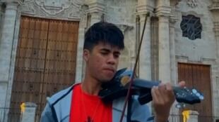 Zamir impacta con su violín en la redes tocando nueva canción de Shakira