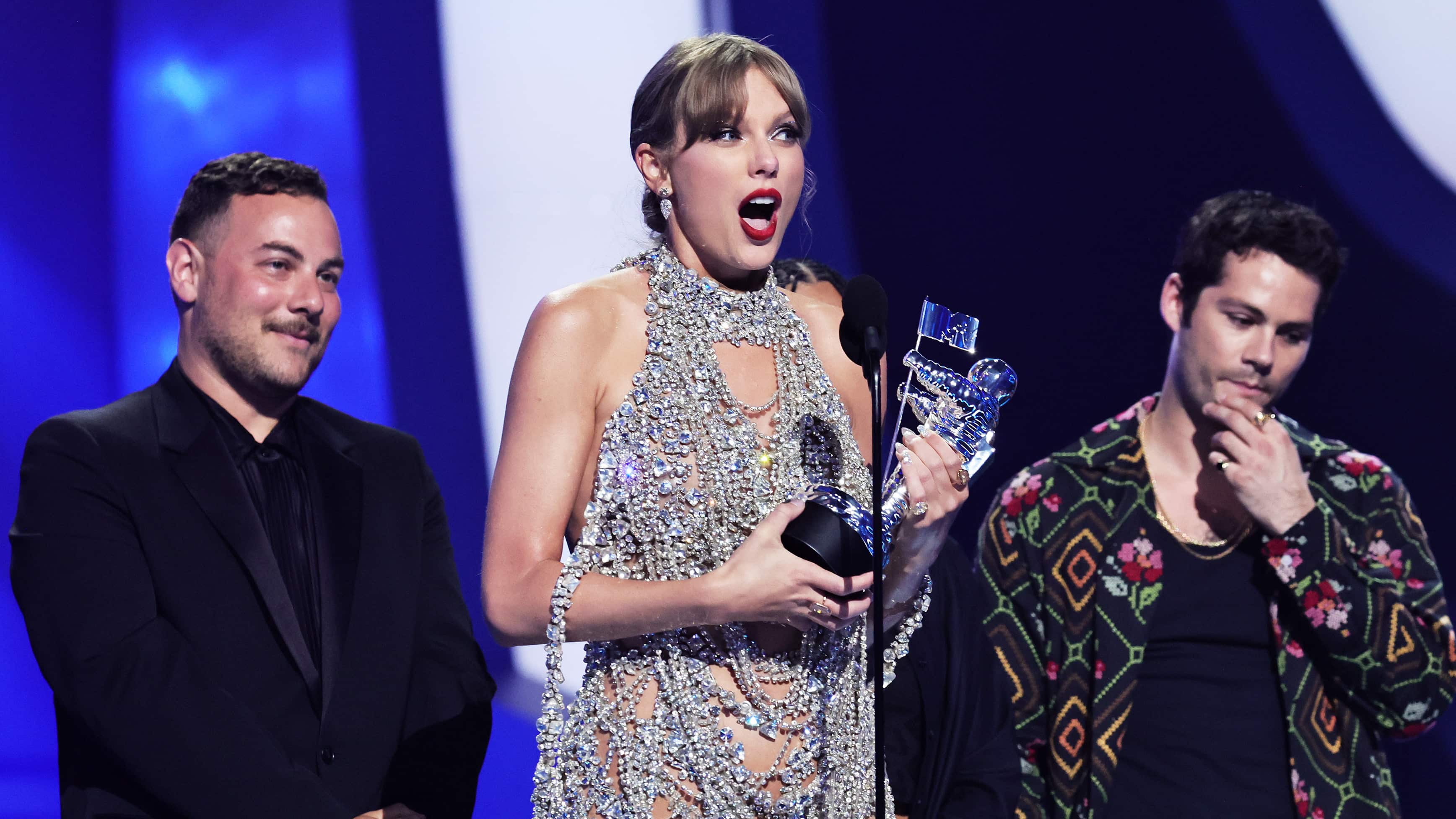 Taylor Swift acepta el premio sobre el escenario.