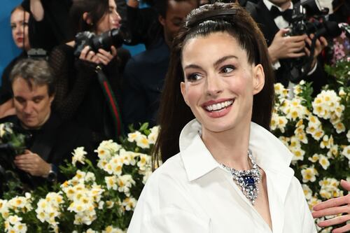 “She walks her dog with that”: Anne Hathaway’s look at the MET Gala disappoints fans