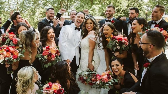 Alaina y Matt se casaron en una ceremonia, rodeados de amigos y familiares