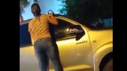 Se agarra de camioneta del esposo al saber que va con amante