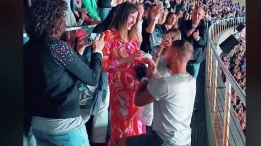 Le propuso matrimonio a su novia en un concierto de Coldplay