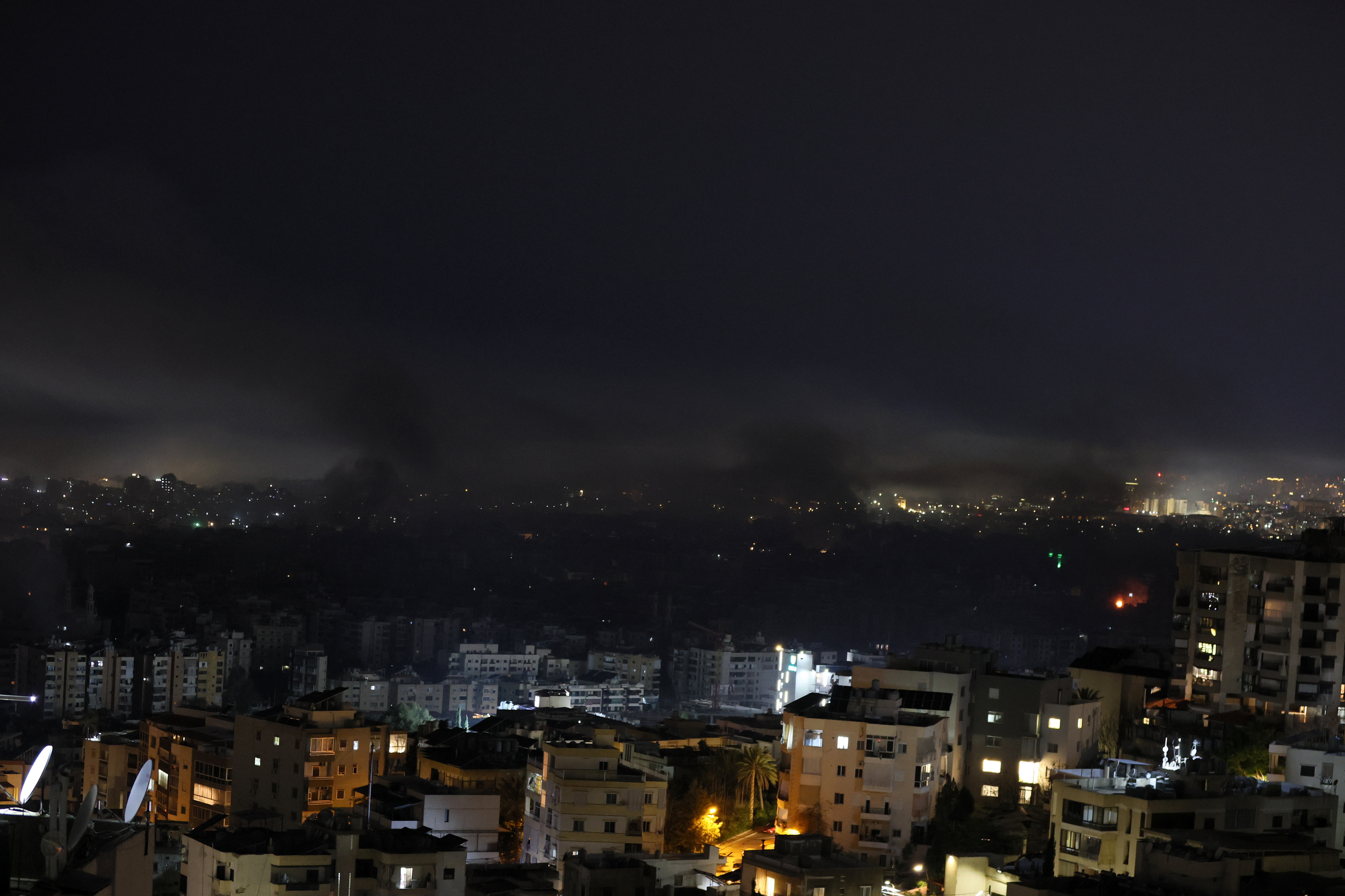 Humo provocado por los ataques israelíes en los suburbios de Dahieh, en el sur de Líbano, el 11 de marzo de 2025. EFE/EPA/WAEL HAMZEH