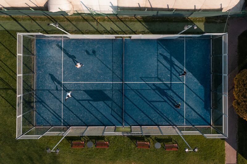 El pádel, un deporte que combina elementos del tenis y del squash, tiene sus raíces en México. Foto: Freepik.