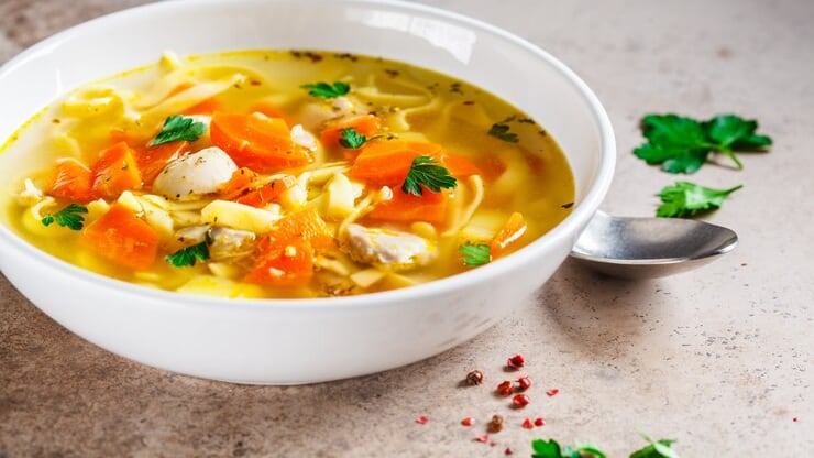 Receita saborosa de sopa de frango com legumes para fazer em minutos e aquecer
