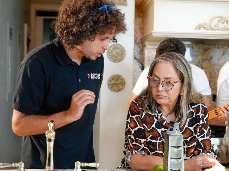 El experto en producciones audiovisuales con la actriz Elba Escobar.