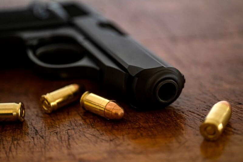 Las personas que no podrán tener y usar armas de fuego.