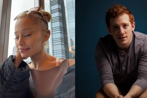 Ariana Grande y su novio Ethan Slater estaban muy románticos durante su noche juntos en los SAG Awards