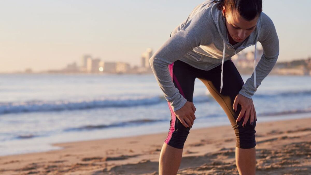 Si constantemente sientes náuseas en tus entrenamientos, es hora de evaluarlos; vomitar no es divertido.