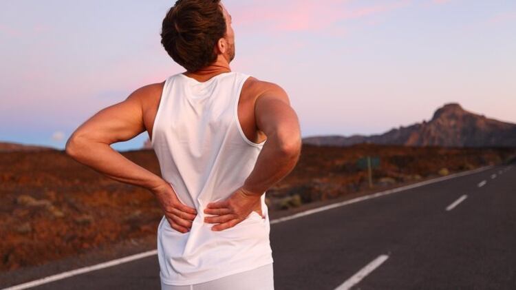 Al dolor la parte baja de la espalda la persona está frente a una lumbalgia.