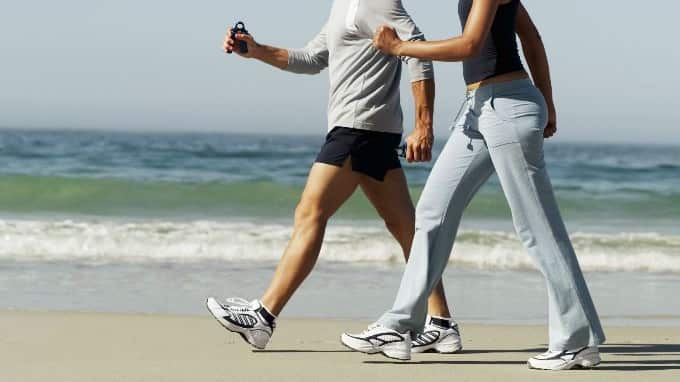 Caminar un poco todos los días brinda bienestar.