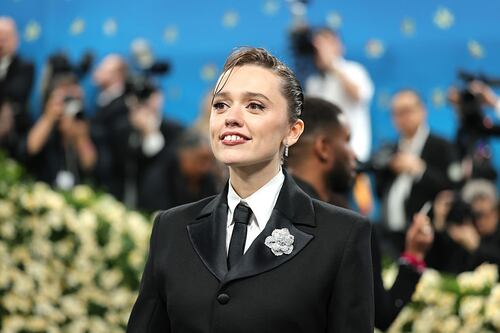 The White Lotus 3: Aimee Lou Wood shines at the Met Gala and puts an end to rumors of animosity with Walton Goggins