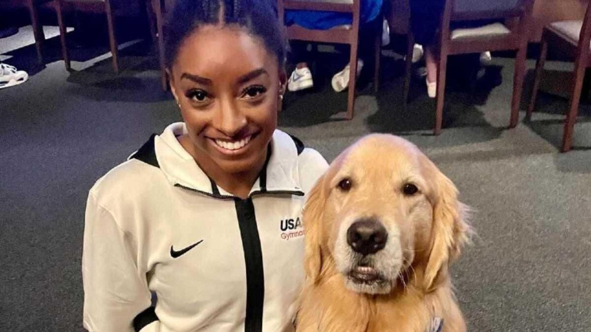 El perrito ha ayudado a atletas como Simone Biles.