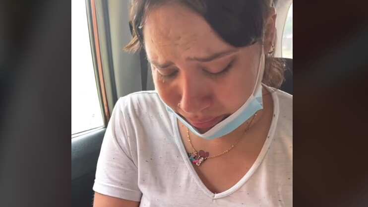 Fabi Urbina vende caramelos en la calle luego de que su novio virtual no la acogiera al salir de su país por él