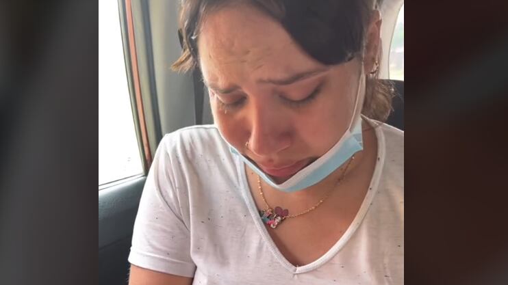 Fabi Urbina vende caramelos en la calle luego de que su novio virtual no la acogiera al salir de su país por él