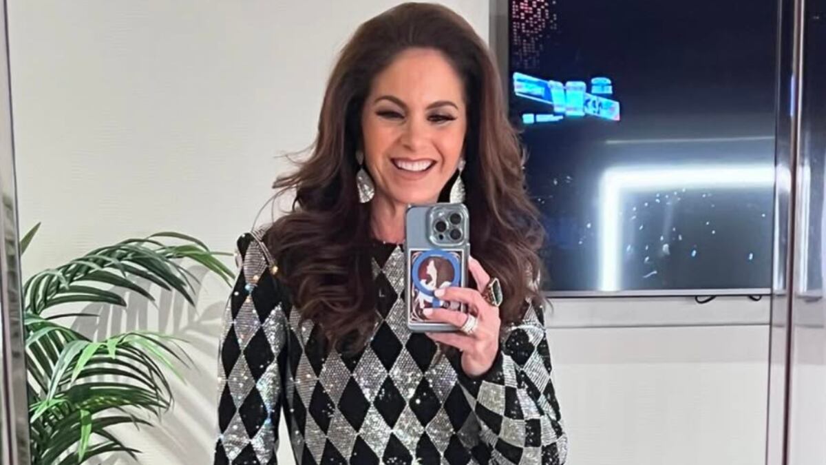 Lucero presumió su figura con un elegante vestido entallado.