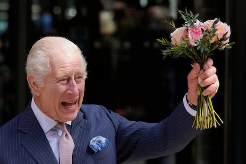 Se le vio sonriente y saludable: el rey Carlos III reanuda sus apariciones públicas