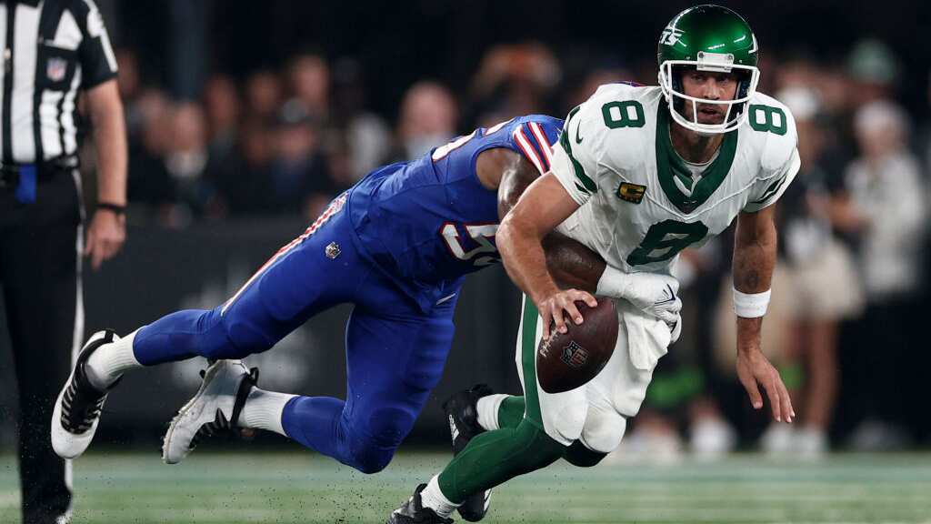 Aaron Rodgers de los Jets contra los Bills.