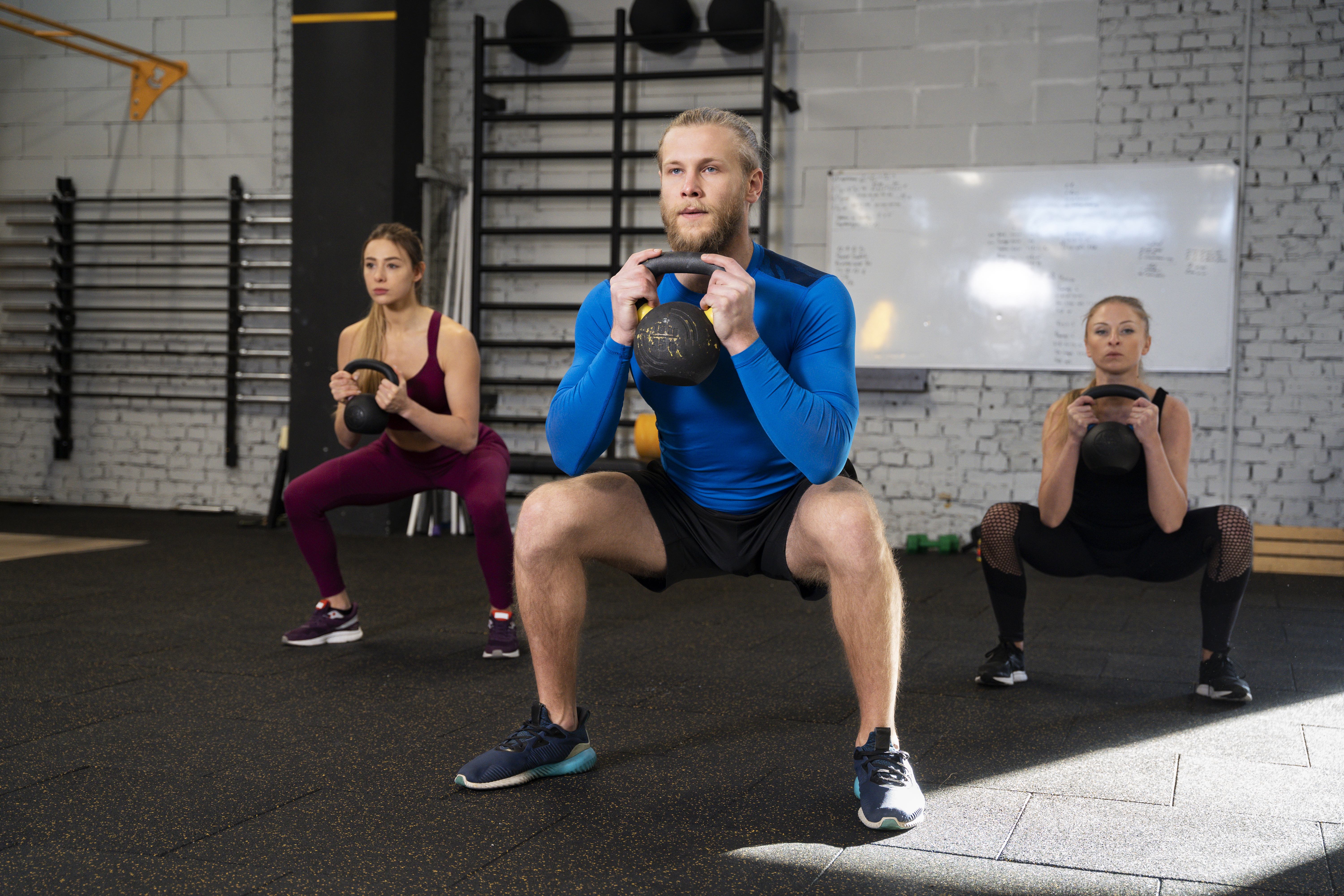 El Body Pump se ha convertido en una de las clases grupales con más demanda en los gimnasios, diseñado para trabajar todos los grupos musculares mediante repeticiones y peso moderado. Foto: Magnific.