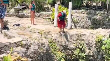 Anciana se lanza al agua