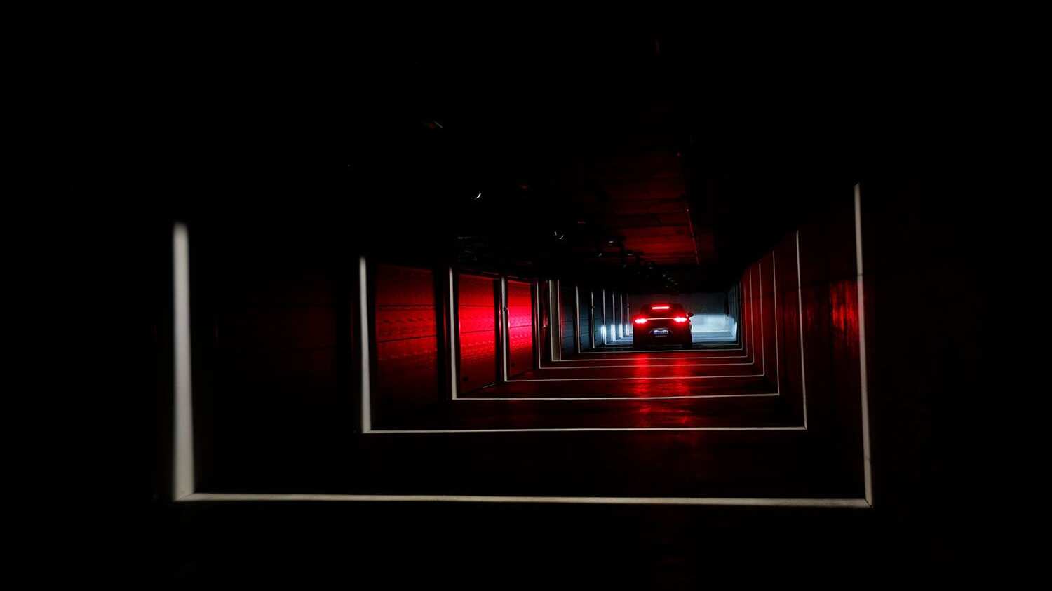 Mujer descubre que su esposo la engaña con otro hombre.